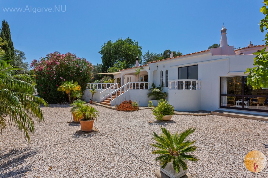 Voorkant met groot terras en mooi uitzicht.