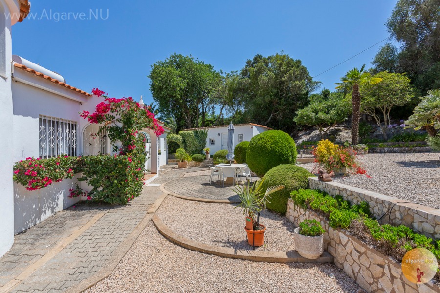 Achterzijde en ingang van vakantiehuis Algarve. Warm water door zonnepanelen.