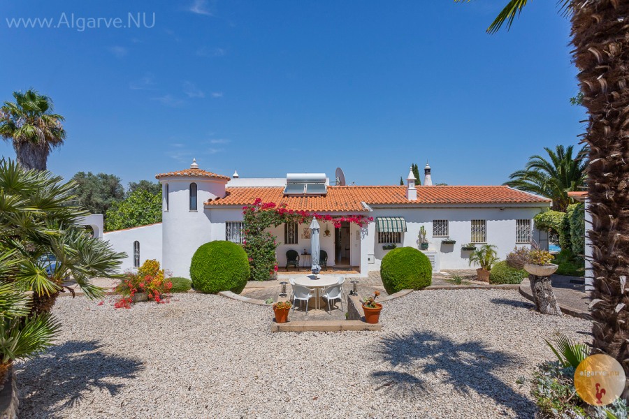Achterzijde van het vakantiehuis Algarve. Mooie tuin, vele zitjes. Prive maar niet afgelegen. Slechts 800m van het strand Benagil en Cavalho, 6 minuten rijden.