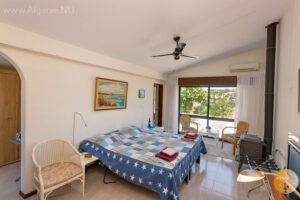 Master bedroom met en-suite badkamer, aircon, warmtepanelen, deuren naar de tuin, TV, Wifi, plafondventilator.